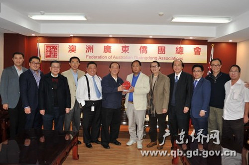 中國(guó)僑網(wǎng)吳銳成向澳洲廣東僑團(tuán)總會(huì)贈(zèng)送紀(jì)念品