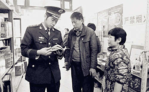 中國僑網(wǎng)圖為鄭俊峰檢查轄區(qū)煙花爆竹商店消防安全。