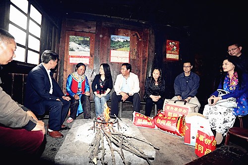 中國僑網(wǎng)四川省外僑辦副主任張濤慰問困難群眾。