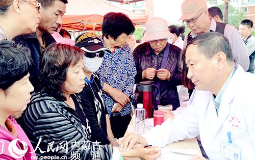 中國僑網(wǎng)蒙醫(yī)專家現(xiàn)場義診。