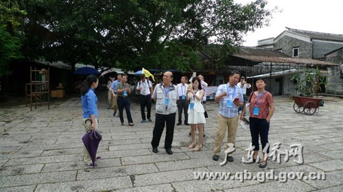 中國(guó)僑網(wǎng)省海交會(huì)“海外理事故里行”訪問(wèn)團(tuán)成員考察開(kāi)平碉樓