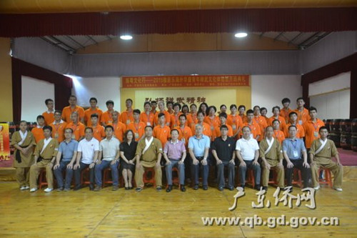 中國僑網(wǎng)集體合影留念