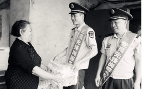 圖為北海電建邊防派出所官兵看望慰問歸僑老人。