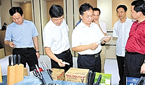 黃強、譚君鐵率梅州市黨政考察團到陽江市廣東金輝刀剪股份有限公司考察。