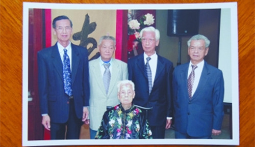 鄭潮炯妻子鐘彩合與兒子們的合影。后排左二為鄭社義。劉進(jìn)供圖