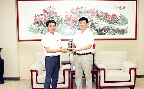 曲永剛代表商會(huì)贈(zèng)送紀(jì)念品。