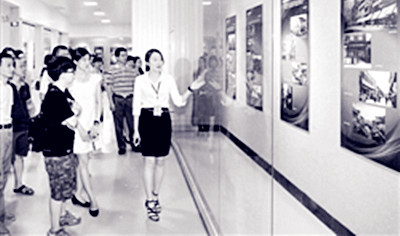 參觀者在圖片展上聽講解員介紹。(連志城