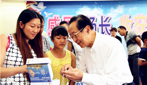 魏基成先生親自為聽障兒童驗配助聽器。