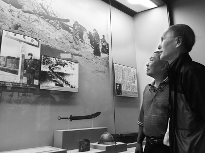 9月2日上午,來自20多個國家和地區(qū)的150多名港澳臺僑海外嘉賓參觀抗戰(zhàn)紀念館《偉大勝利