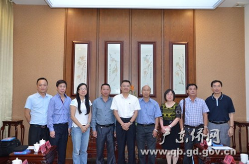 曾慶榮書記、黎靜副主任等與客人合影留念