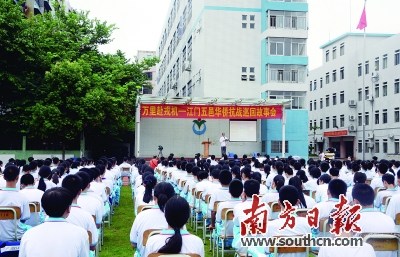 6名故事巡講員聲情并茂地為江門市陳白沙中學(xué)1200多名學(xué)生講述了華僑抗日的歷史故事。(《《南方日報(bào)》/甘雁娜