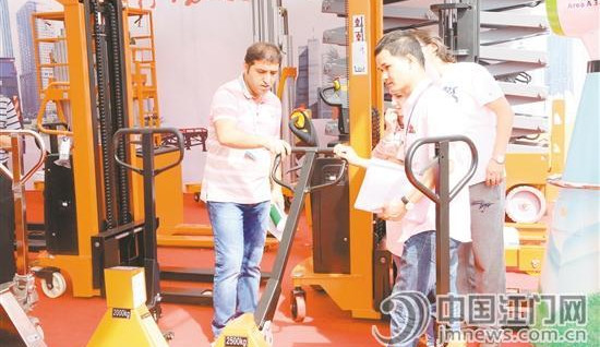 廣東牛力機(jī)械制造有限公司展位吸引外國(guó)商人。