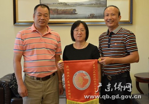 麥灼興榮譽(yù)會(huì)長(zhǎng)(左)及錢桂源會(huì)長(zhǎng)(右)向黎靜副主任(中)贈(zèng)送錦旗