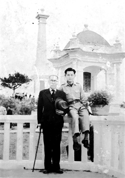 ▲陳寄虛(左)在黃花崗烈士陵園留影