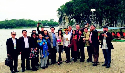 北美華文媒體高層訪問(wèn)團(tuán)的團(tuán)員們?cè)诠鹆殖腔障蟊巧角昂嫌傲裟?劉桂丹