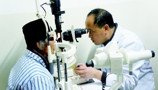 白銀市第二人民醫(yī)院,醫(yī)護(hù)人員為準(zhǔn)備手術(shù)的患者進(jìn)行術(shù)前檢查(高春娟