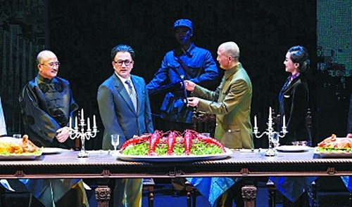 文獻劇《陳嘉庚》中,陳嘉庚(左二)在重慶。