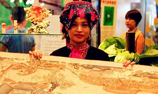 蔣藝?guó)櫿故景l(fā)繡作品《清明上河圖》(尹海明