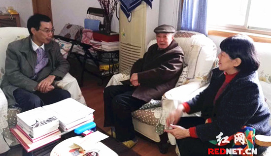 湖南省僑聯(lián)黨組書記朱建山(左)與僑界學(xué)者曹亞(右)交談。