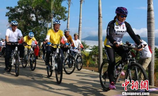 品嘗完圣女果,在藍(lán)天白云和鄉(xiāng)間椰樹(shù)的陪伴下來(lái)一段輕快的騎行(尹海明