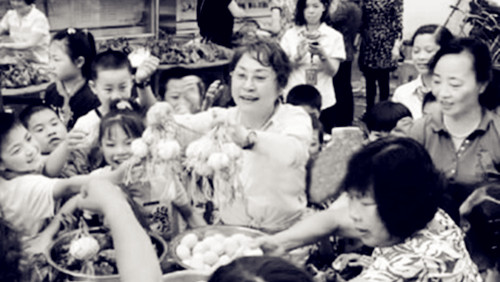 周祥薇與七都島華僑留守兒童在一起(來(lái)源:溫州日?qǐng)?bào)網(wǎng)站)