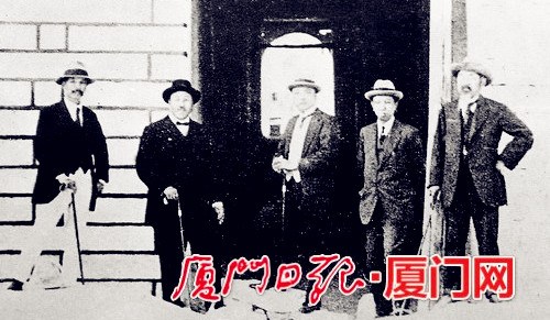 陳嘉庚(左一)、林文慶(右一)等視察建設(shè)中的廈大校舍。