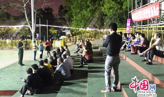 電建邊防派出所民警向歸僑講解防“盜搶騙”知識(shí)(吳龍強(qiáng)/攝)