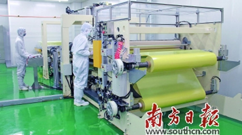 技術(shù)人員在操作精密儀器。(資料圖片)