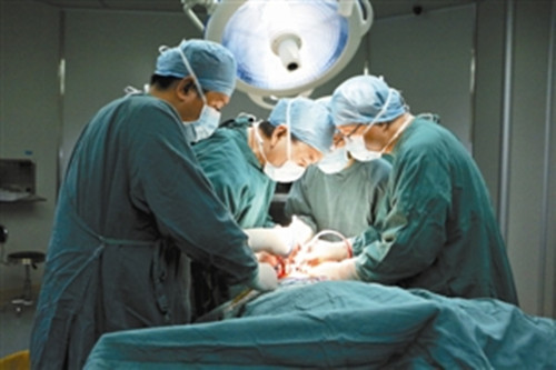 查振剛教授為楚先生進(jìn)行手術(shù)