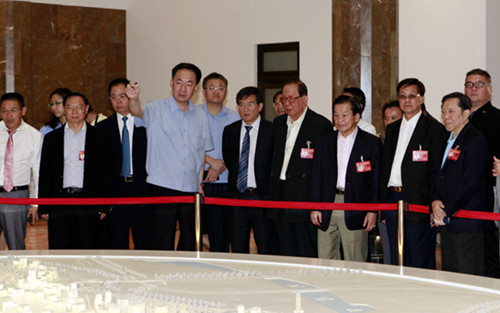 參觀新首鋼園區(qū)規(guī)劃沙盤(pán)