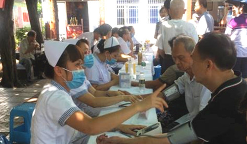 “關(guān)愛工程——送溫暖醫(yī)療隊(duì)”義診暨僑法宣傳活動(dòng)走進(jìn)僑社區(qū)(雪梅