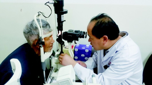 白銀市二院眼科主任劉志躍正在為患者進行術(shù)前檢查(張萍