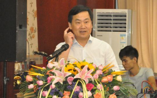 中國(guó)僑網(wǎng)廣西僑辦主任秦春成與學(xué)員們分享經(jīng)驗(yàn) 林浩 攝