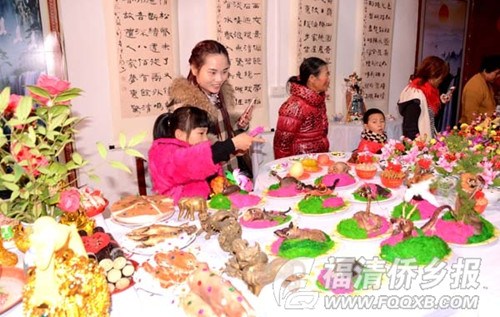 夜幕降臨后,村民們欣賞宴桌