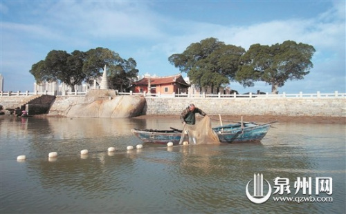 洛陽江上漁民捕魚與不遠處的洛陽橋構成一幅唯美圖畫