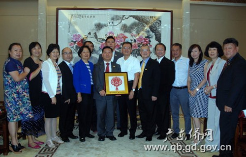 曾慶榮與代表團(tuán)一行合影