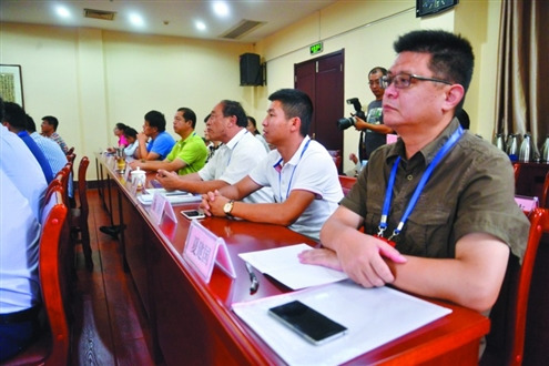 僑胞在傾聽(tīng)專題講座。