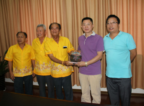 中國僑網(wǎng)圖為自治區(qū)僑聯(lián)副主席廖志剛(右二)會見泰國合艾泰南廣西會館副理事長羅榮業(yè)(右三)一行 (攝影/梁人云)