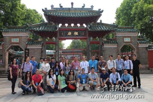 華裔新生代廣東行訪問(wèn)團(tuán)一行參觀祖廟