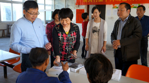 合肥市僑聯(lián)主席一行為老人送去愛心人士魏基成捐贈的老花鏡