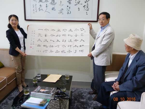 馬仁武先生向虞山鎮(zhèn)僑務(wù)工作站捐贈(zèng)書(shū)法作品