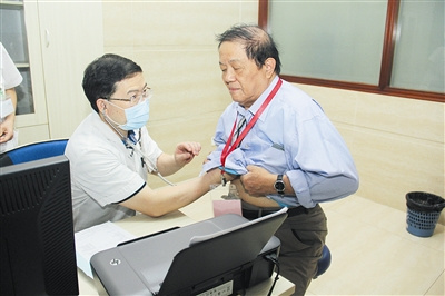 專家團(tuán)隊為老歸僑耐心體檢