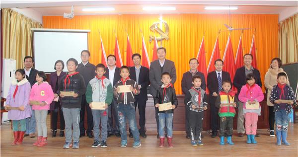 為學(xué)生發(fā)放助學(xué)金