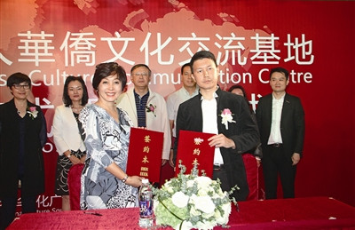 簽署合作協(xié)議。深圳僑報(bào)記者柯東波