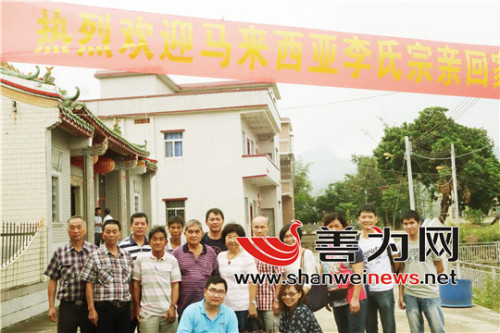 華裔后人與家鄉(xiāng)親人重逢合影。