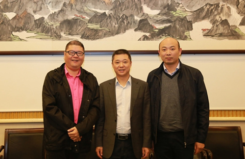 四川省外僑辦副主任文甦(中)與馬來西亞沙巴馬中聯(lián)誼協(xié)會秘書長廖志國合影