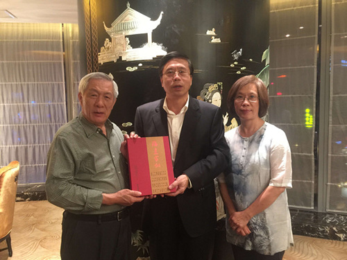 福建省僑辦主任馮志農(nóng)向池洪湖先生贈送《福建家訓》一書