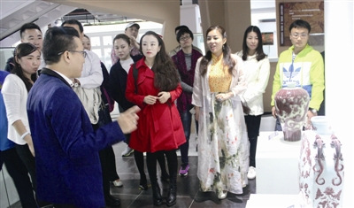 僑界青年才俊在瓷愛谷內(nèi)參觀。深圳僑報(bào)記者