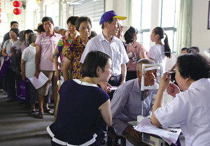 “僑愛心·光明行”活動走進象山縣高塘島。(陳飛