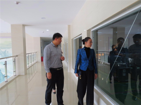 中國僑網(wǎng)參觀井岡山潤澤礦泉水生產(chǎn)車間